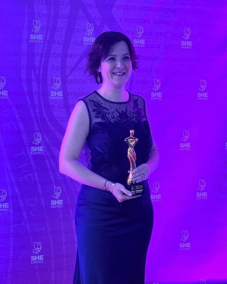 Burcu Önder Gürpınar, She Inspires etkinliğinde ödülünü tutarken